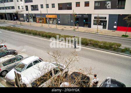 SARRRIGUREN, Navarra Spagna 1 MARZO 2021: La polizia che lavora dopo aver notato che le pietre erano state gettate sopra in Ripaunda Foto Stock