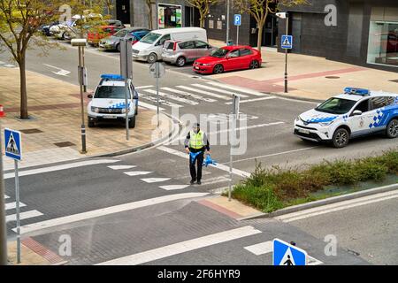 SARRRIGUREN, Navarra Spagna 1 MARZO 2021: La polizia che lavora dopo aver notato che le pietre erano state gettate sopra in Ripaunda Foto Stock