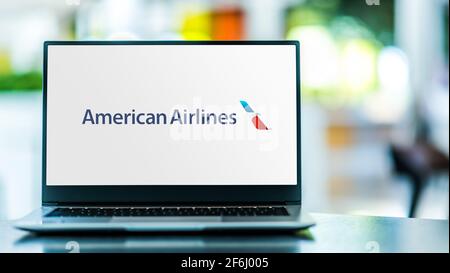 POZNAN, POL - 15 MARZO 2021: Computer portatile con logo di American Airlines, Inc., una delle principali compagnie aeree americane con sede a Fort Worth, Texas, U. Foto Stock