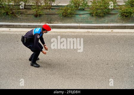 SARRRIGUREN, Navarra Spagna 1 MARZO 2021: La polizia che lavora dopo aver notato che le pietre erano state gettate sopra in Ripaunda Foto Stock