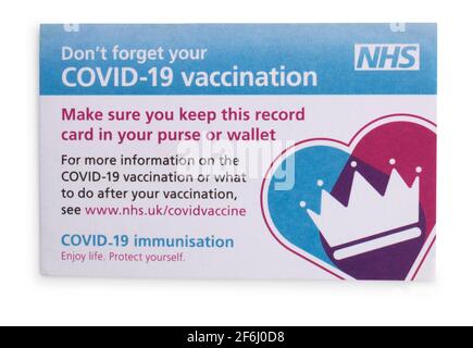 Studio shot di una carta di vaccinazione NHS tagliata fuori Uno sfondo bianco - John Gollop Foto Stock