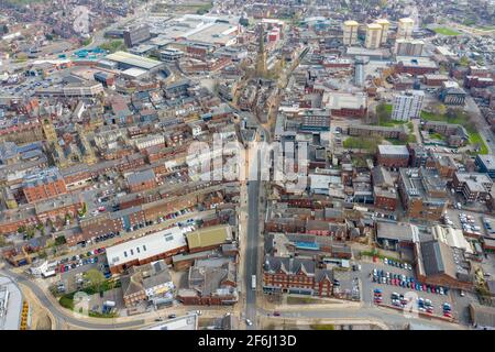 Foto aerea della città britannica di Wakefield in West Yorkshire nel Regno Unito che mostra la strada principale e principale strada attraverso il centro della città presa nel s. Foto Stock