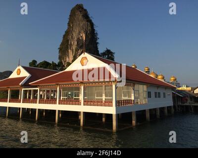 Koh Panyi, Phang Nga, Thailandia - Marzo 15 2016: Barche turistiche a coda lunga parcheggio sulla riva del villaggio galleggiante Koh Panyi Foto Stock