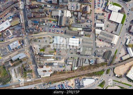 Foto aerea dall'alto della città britannica di Wakefield Nel West Yorkshire, nel Regno Unito, che mostra la strada principale centro città le proprietà residenziali in t Foto Stock