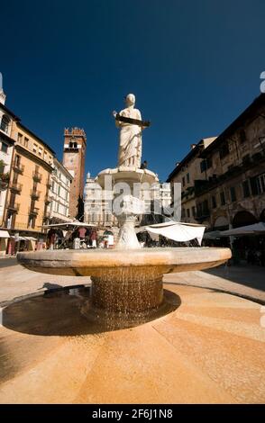 Fontana della Madonna Piazza delle Erbe a Verona Foto Stock