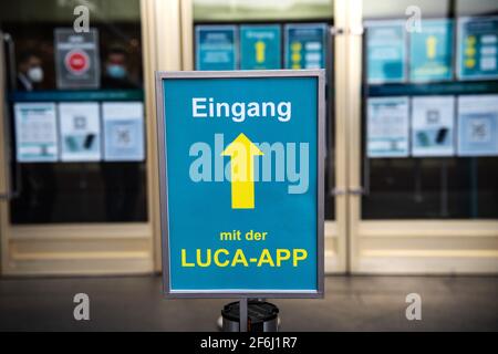 Berlino, Germania. 01 Aprile 2021. L'ingresso con l'app Luca è scritto sul cartello di fronte a un grande magazzino ad Alexanderplatz. Credit: Paul Zinken/dpa-Zentralbild/dpa/Alamy Live News Foto Stock