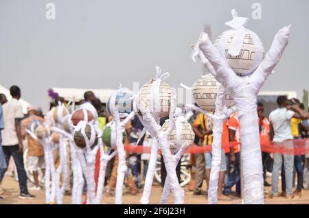 Le calabashes rappresentano il passato sono Ona Kankanfo in mostra durante l'installazione di Otunba Gani Adams nello Stato di Oyo, Nigeria. Foto Stock