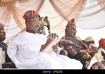 Gov. Abiola Ajimobi, Olubadan di Ibadan, Oba Saliu Adetunji durante l'installazione di Otunba Gani Adams come il 15 sono Ona Kankanfo di Yoruba. Foto Stock