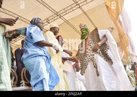 Otunba Gani Adams (in tessuto guerriero) recentemente installato come il 15 sono Ona Kankanfo di Yoruba Land, Stato di Oyo, Nigeria. Foto Stock