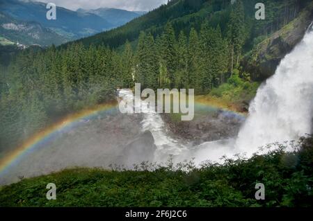 Rainbow mattutino alle Cascate di Krimml nell'Alto Taurino Nazionale Parco a Salisburgo, Austria Foto Stock