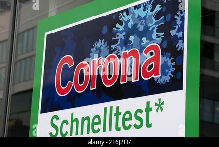Berlino, Germania. 01 Aprile 2021. Il "Corona Quick Test" è scritto in lettere grandi su un poster di una farmacia. Credit: Paul Zinken/dpa-Zentralbild/dpa/Alamy Live News Foto Stock