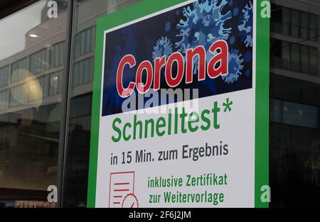 Berlino, Germania. 01 Aprile 2021. Il "Corona Quick Test" è scritto in lettere grandi su un poster di una farmacia. Credit: Paul Zinken/dpa-Zentralbild/dpa/Alamy Live News Foto Stock