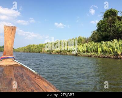 Koh Panyi, Phang Nga, Thailandia - Marzo 15 2016: Barche turistiche a coda lunga parcheggio sulla riva del villaggio galleggiante Koh Panyi Foto Stock