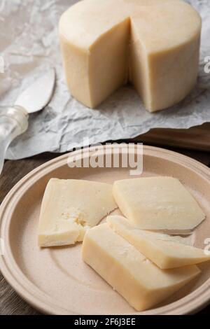 Formaggio artigianale brasiliano Mantiqueira con fette su un tavolo di legno. Foto Stock