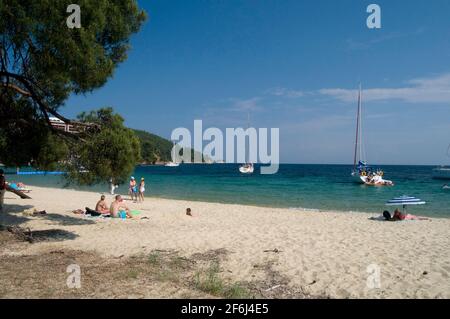 Koukounaries Beach sull'isola greca di Skiathos nel Mar Egeo Foto Stock