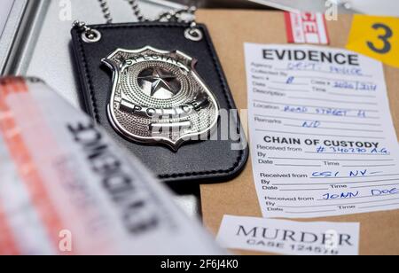 Badge della polizia accanto al sacchetto delle prove, immagine concettuale Foto Stock