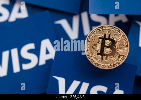 LONDRA, UK - Marzo 2021: Criptovaluta Bitcoin sul logo del servizio finanziario Visa Foto Stock