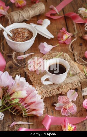 Prima colazione con caffè e biscotti primo piano su un tavolo di legno Foto Stock