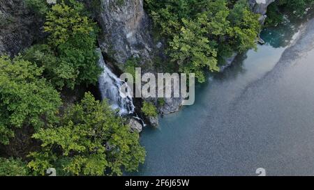 Fiume Aoos a Konitsa, cascate, vista aerea drone, Epiro, Grecia Foto Stock