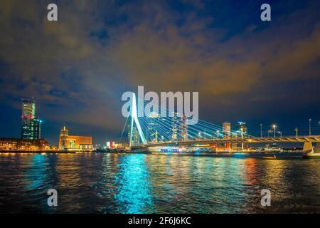 Vista del ponte Erasmusbrug e dello skyline di Rotterdam. Rotterdam, Paesi Bassi Foto Stock