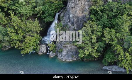 Fiume Aoos a Konitsa, cascate, vista aerea drone, Epiro, Grecia Foto Stock