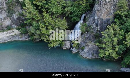 Fiume Aoos a Konitsa, cascate, vista aerea drone, Epiro, Grecia Foto Stock