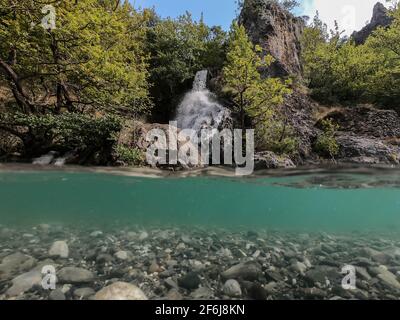 Fiume Aoos a Konitsa, cascate, mezza vista subacquea, Epiro, Grecia Foto Stock