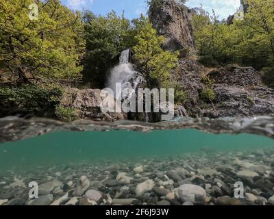 Fiume Aoos a Konitsa, cascate, mezza vista subacquea, Epiro, Grecia Foto Stock