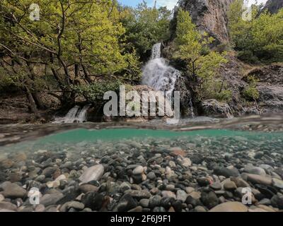 Fiume Aoos a Konitsa, cascate, mezza vista subacquea, Epiro, Grecia Foto Stock