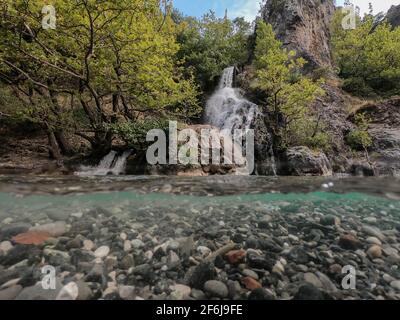 Fiume Aoos a Konitsa, cascate, mezza vista subacquea, Epiro, Grecia Foto Stock