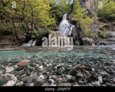 Fiume Aoos a Konitsa, cascate, mezza vista subacquea, Epiro, Grecia Foto Stock