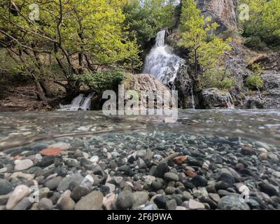 Fiume Aoos a Konitsa, cascate, mezza vista subacquea, Epiro, Grecia Foto Stock