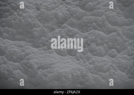 primo piano della neve appena caduta sulla cima della neve testurizzata più dura morbida sensazione nuvola bianca come neve d'inverno formato orizzontale per tipo Foto Stock