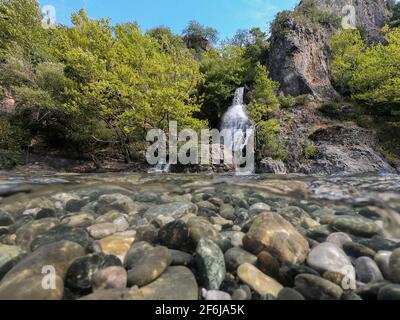 Fiume Aoos a Konitsa, cascate, mezza vista subacquea, Epiro, Grecia Foto Stock