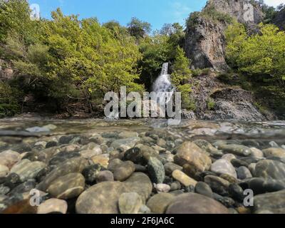 Fiume Aoos a Konitsa, cascate, mezza vista subacquea, Epiro, Grecia Foto Stock