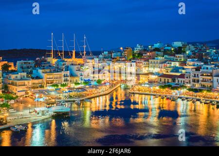 Bella città di Agios Nikolaos di notte. Regione di Lasithi dell'isola di Creta, Grecia Foto Stock