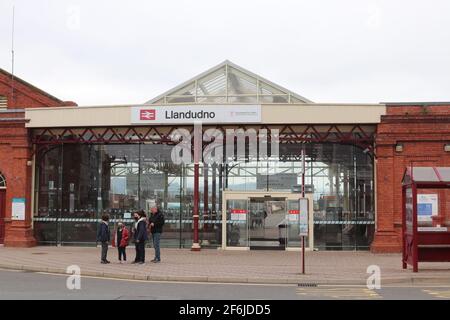 La stazione ferroviaria di Llandudno, serve la città balneare di Llandudno, Galles del Nord Foto Stock