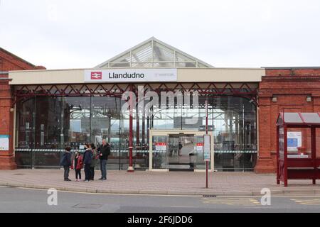 La stazione ferroviaria di Llandudno, serve la città balneare di Llandudno, Galles del Nord Foto Stock