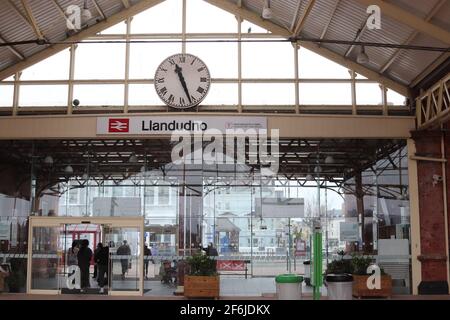 La stazione ferroviaria di Llandudno, serve la città balneare di Llandudno, Galles del Nord Foto Stock