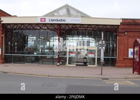 La stazione ferroviaria di Llandudno, serve la città balneare di Llandudno, Galles del Nord Foto Stock