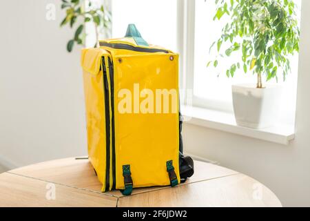 Chiusura dello zaino di consegna, sacchetto giallo per la consegna degli alimenti Foto Stock