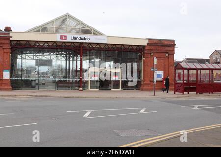 La stazione ferroviaria di Llandudno, serve la città balneare di Llandudno, Galles del Nord Foto Stock