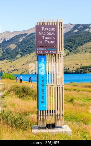 Cartello d'ingresso di benvenuto nel settore Laguna Azul del Parco Nazionale Torres del Paine, Patagonia, Cile meridionale Foto Stock