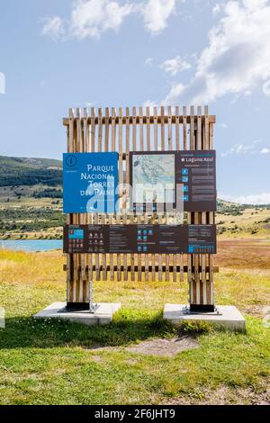 Cartello di benvenuto nel settore Laguna Azul del Parco Nazionale Torres del Paine, Patagonia, Cile meridionale Foto Stock