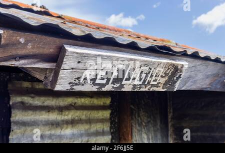 Cartello all'ingresso di un piccolo rifugio in ferro corrugato sulle rive della Laguna Azul nel Parco Nazionale Torres del Paine, Patagonia, Cile meridionale Foto Stock