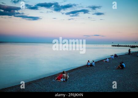 Ucraina, Crimea, Yalta, Molo e spiaggia a Yalta Embankment Foto Stock