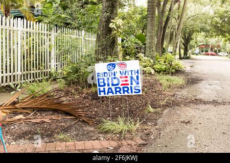 Un segno di campagna politica che legge Ridin' con Biden Harris è visto fuori di una casa in un quartiere ricco, nel periodo fino alle elezioni generali di novembre 2020, a Miami, Florida, Stati Uniti Foto Stock