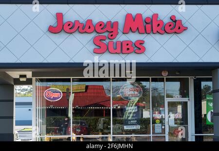 Houston, Texas USA 03-26-2021: Esterni di Jersey Mike's Subs a Houston, Texas. Catena di sandwich sottomarini americana fondata nel 1956. Foto Stock