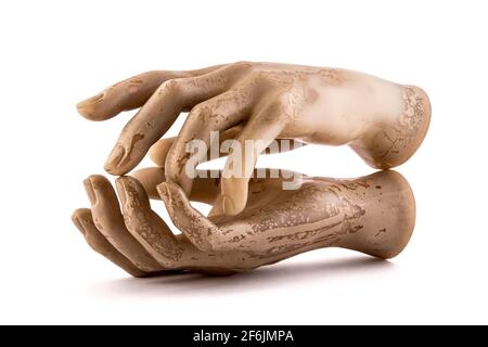 Due vecchie mani manichine intemperie su sfondo bianco con ritaglio percorso Foto Stock