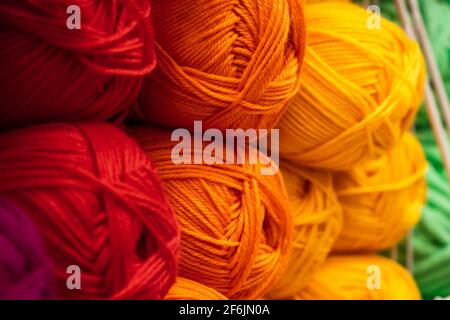 Palle multicolore di filato per maglieria. Fili di lana per il lavoro d'ago. Foto Stock